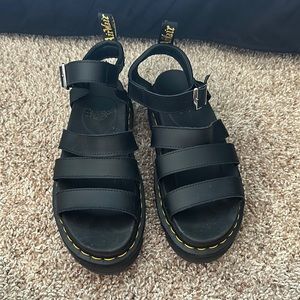 Gently used sandal Dr. Martens. In great condition only wore twice